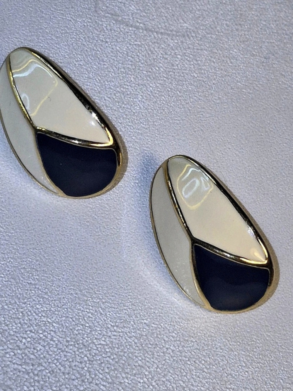 Vintage 1980s Trifari Gold Tone Cream & Navy Enamel Teardrop Post Earrings